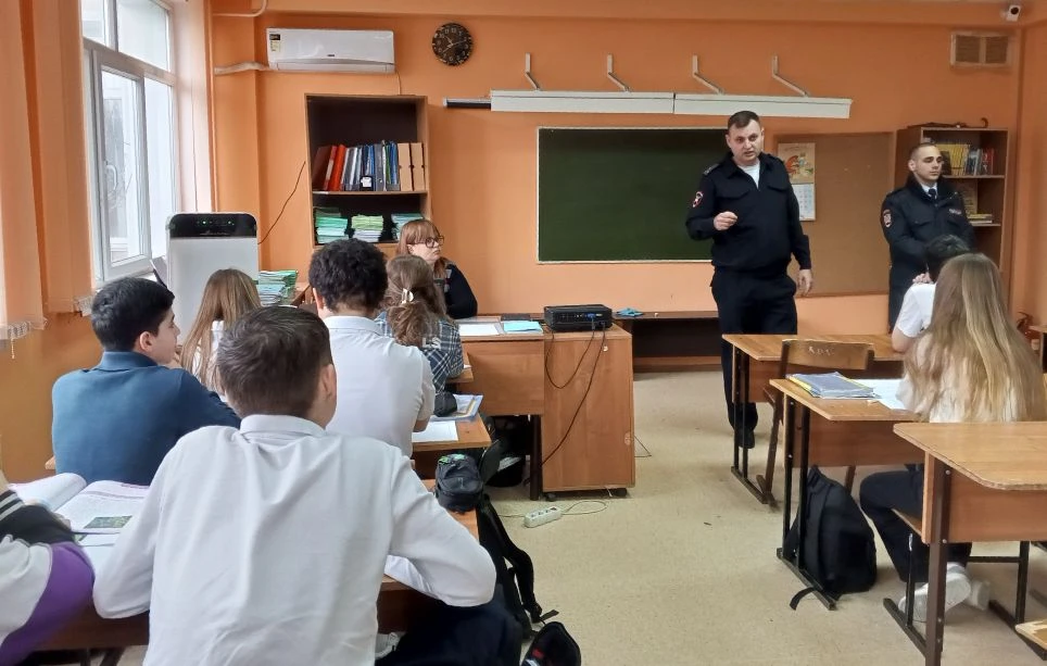 ⚖️ Акция «Безопасное детство»: разговор на серьёзные темы 🛑🚦  В нашей школе продолжаются важные встр