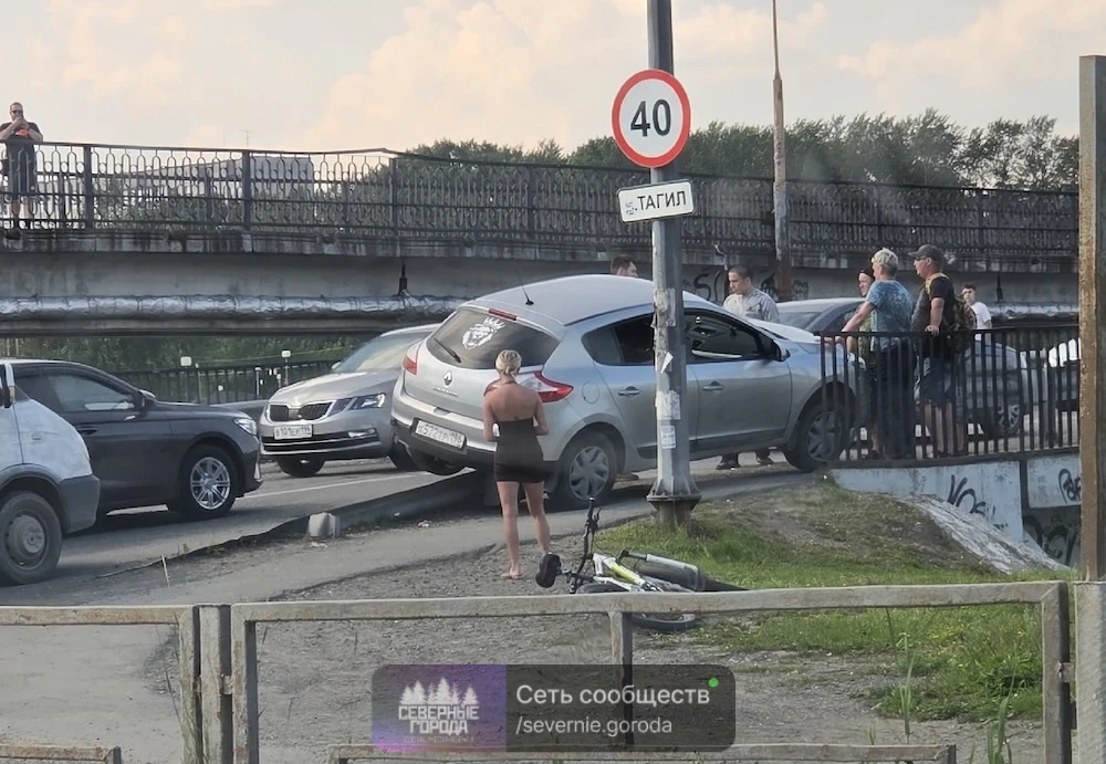 Странная авария с участием автоледи попала на видео: 25 июля Renault буквально заехал н...