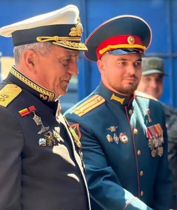 Хорошо помню себя еще совсем пацаном-суворовцем. Потом курсантские будни, военное учили...