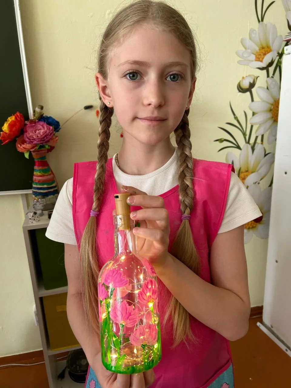 Детский восторг: светлячки поселились в бутылках ✨🐞

А вы знаете, что обычная стеклянная бутылка мо