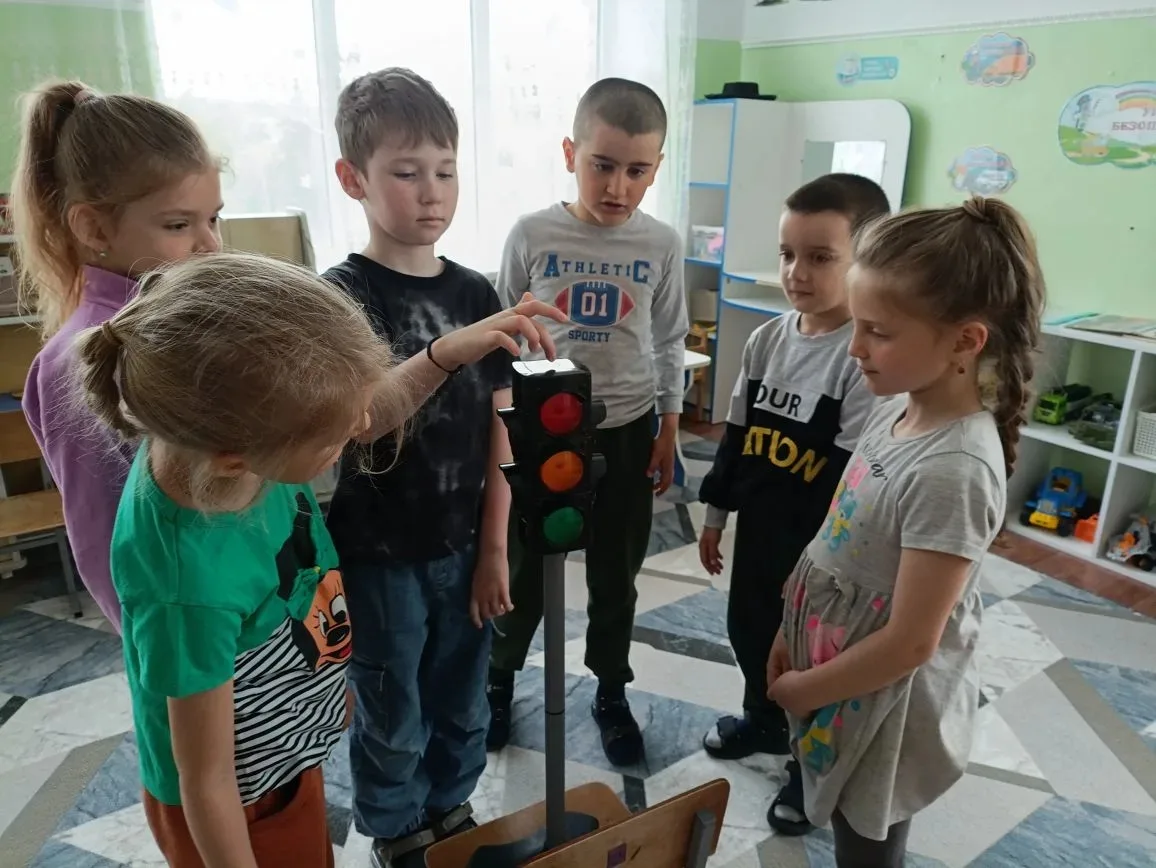 🚦✨ Путешествие в прошлое светофора: познавательное занятие в подготовительной группе! ✨🚥