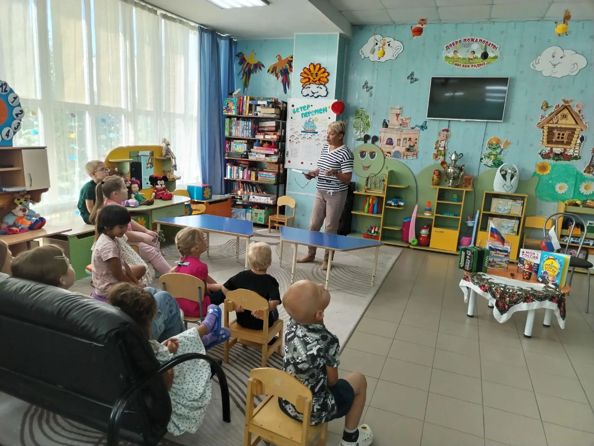В преддверии Дня российского флага сотрудники Городской детской библиотеки № 2 провели ...