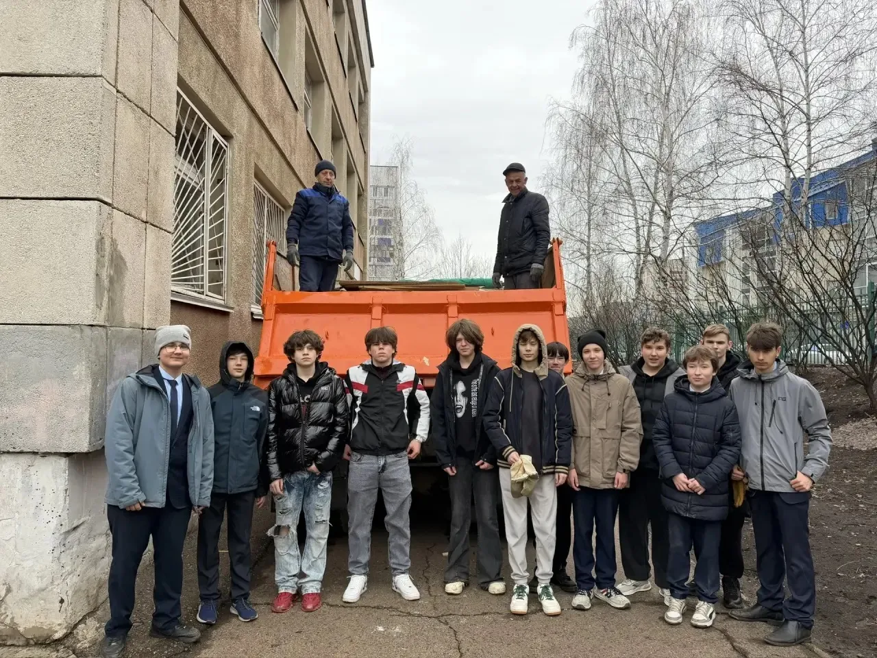 07.04.2026г. учащиеся 9 Б класса провели субботник по уборке мусора территории школы и загрузили цел
