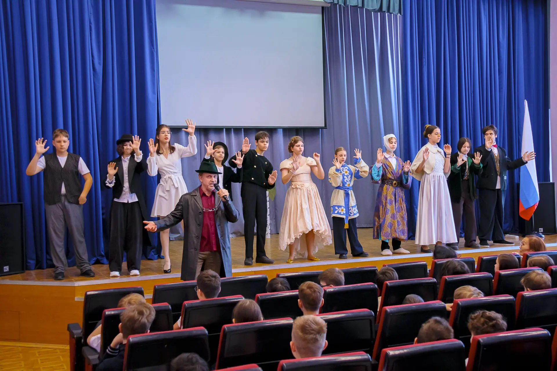 СПЕКТАКЛЬ «ТОТ САМЫЙ ЧЕХОВ»  🎭 В преддверии Всемирного дня театра в школе с аншлагом прошла премьера