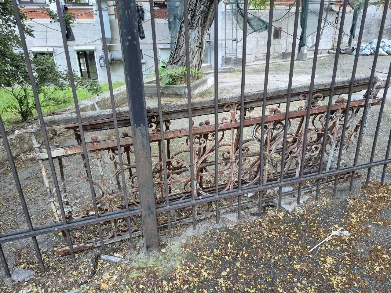 Ограждение балкона над центральным входом в бывшую мужскую гимназию.