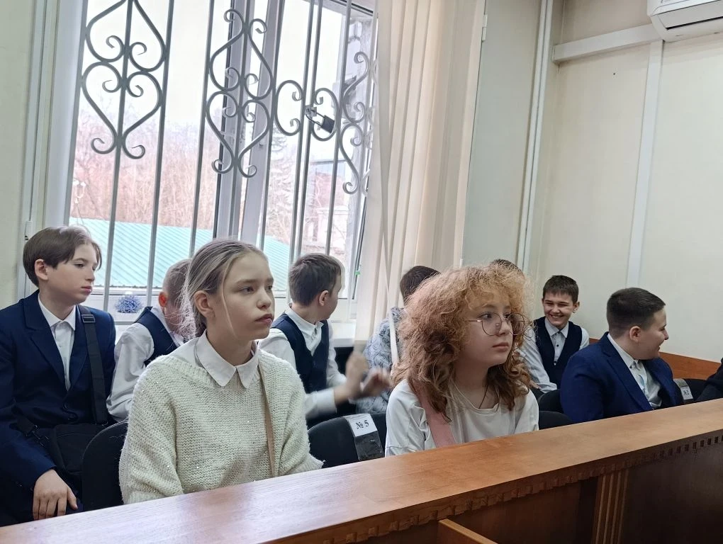 Ученики 5Д класса посетили Свердловский районный суд. Ребятам не только показали здание суда, но и п