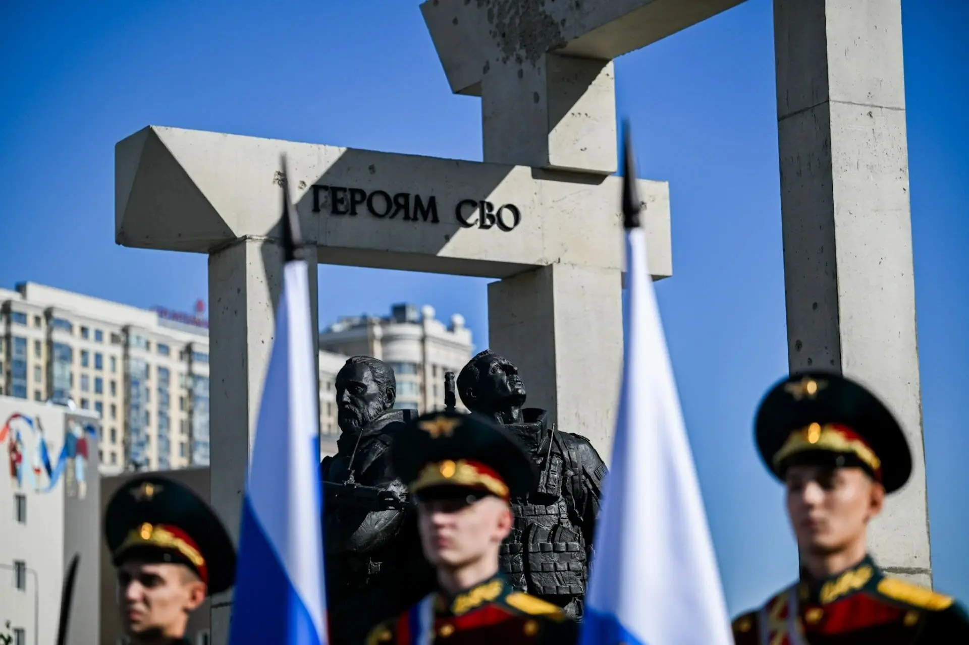 Александр Дрозденко поручил усилить работу по сохранению памяти о погибших участниках СВО