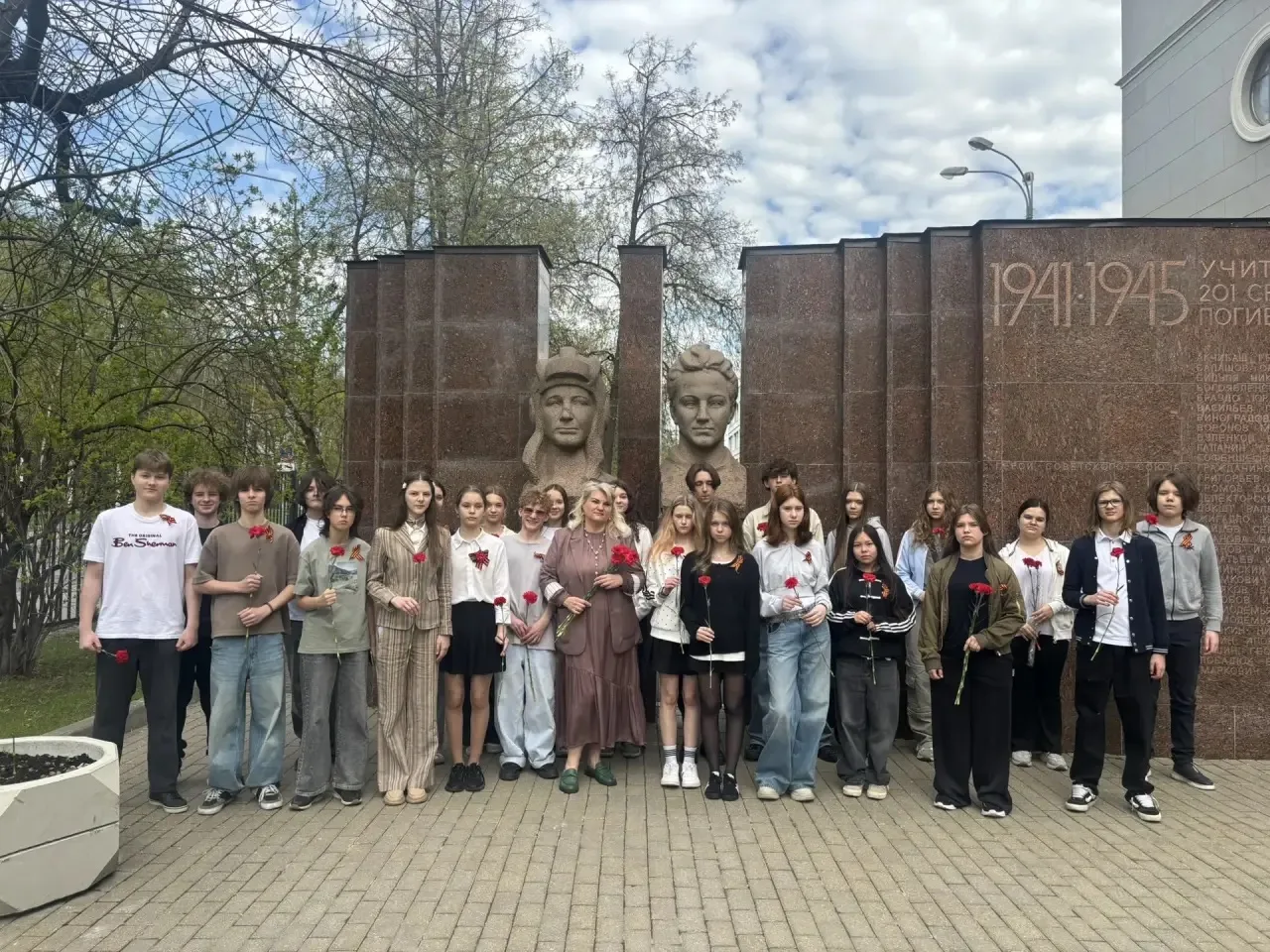 Ученики нашей школы приняли участие в патриотической акции «Красные гвоздики» в рамках ...