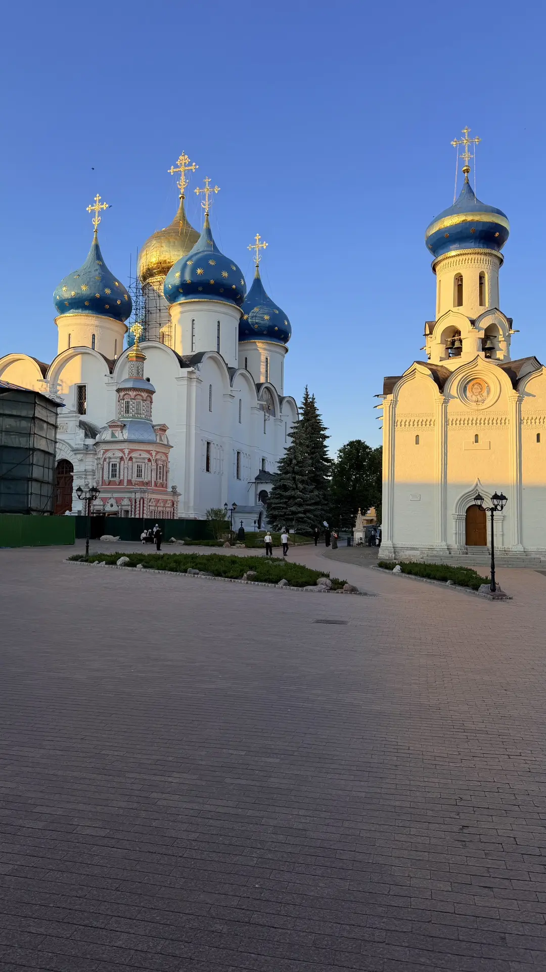 Атмосфера вечерней лавры.

🕊Голубей тут очень много. Они как приправа. Они везде.
С ними уже и боро