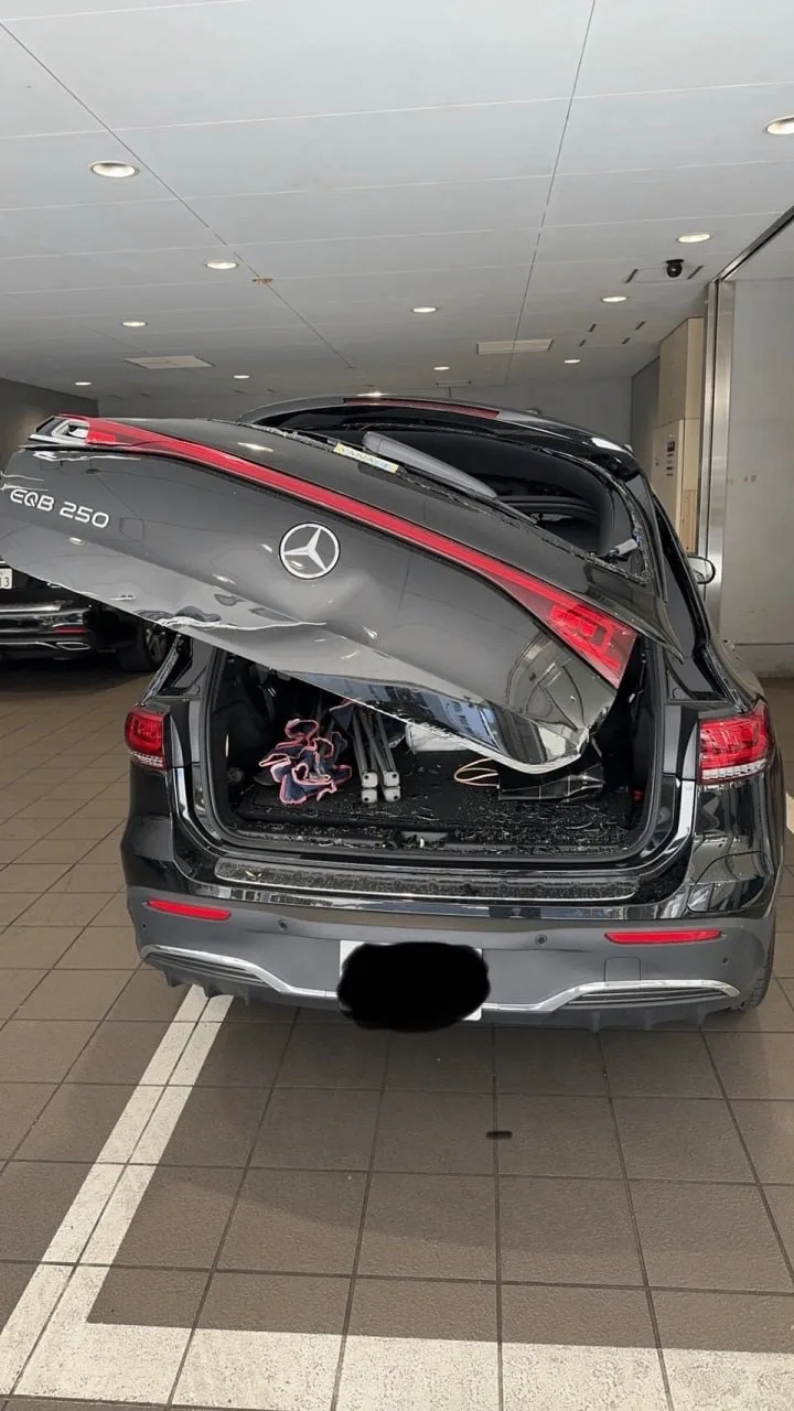 У владельцев Mercedes по всему миру появилась странная проблема: багажник может самопро...