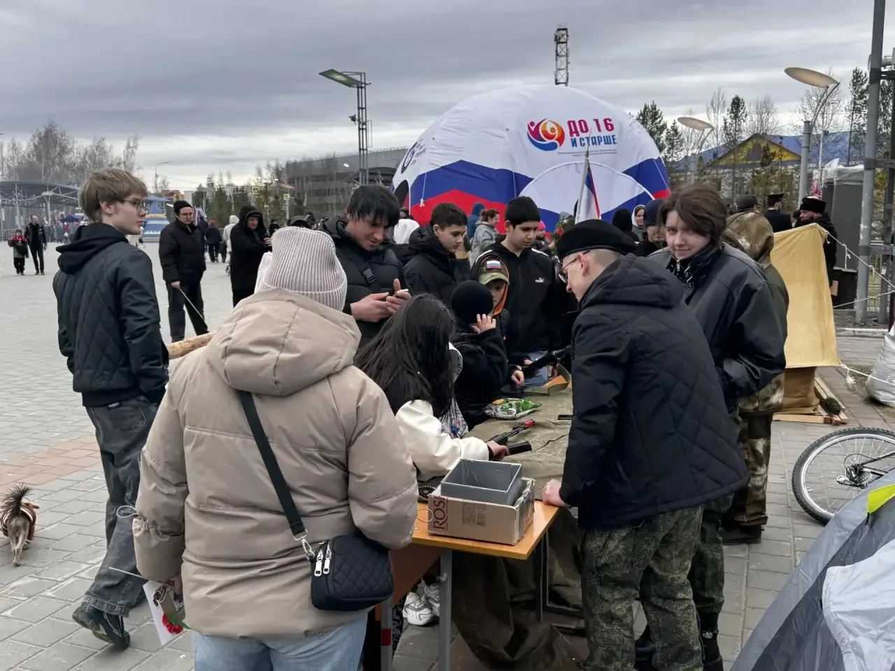Взрослые и маленькие мегионцы вместе с нами рисовали голубей,  тренировались в сборке и разборке авт