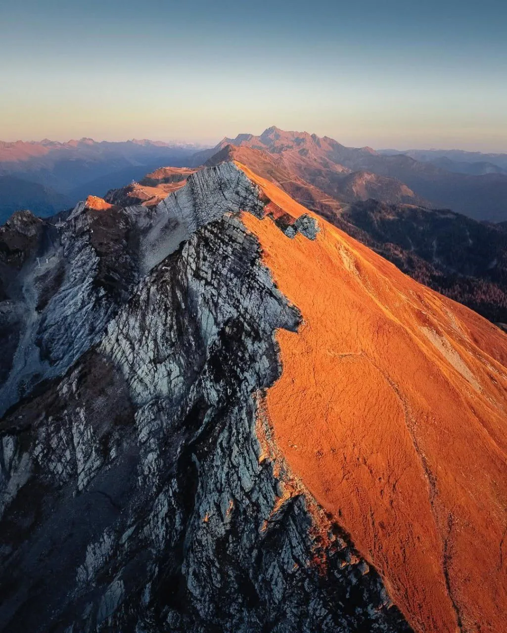 🏔 Хребет Аибга
#ГородскойОкругСочи

📌 Хребет образуют четыре основные вершины: пики Аибга I, II, I