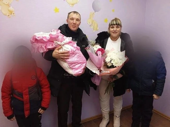 Сгорел дом многодетной семьи в поселке Монетный. Хозяйка — Елена Тропина — только неделю назад похор