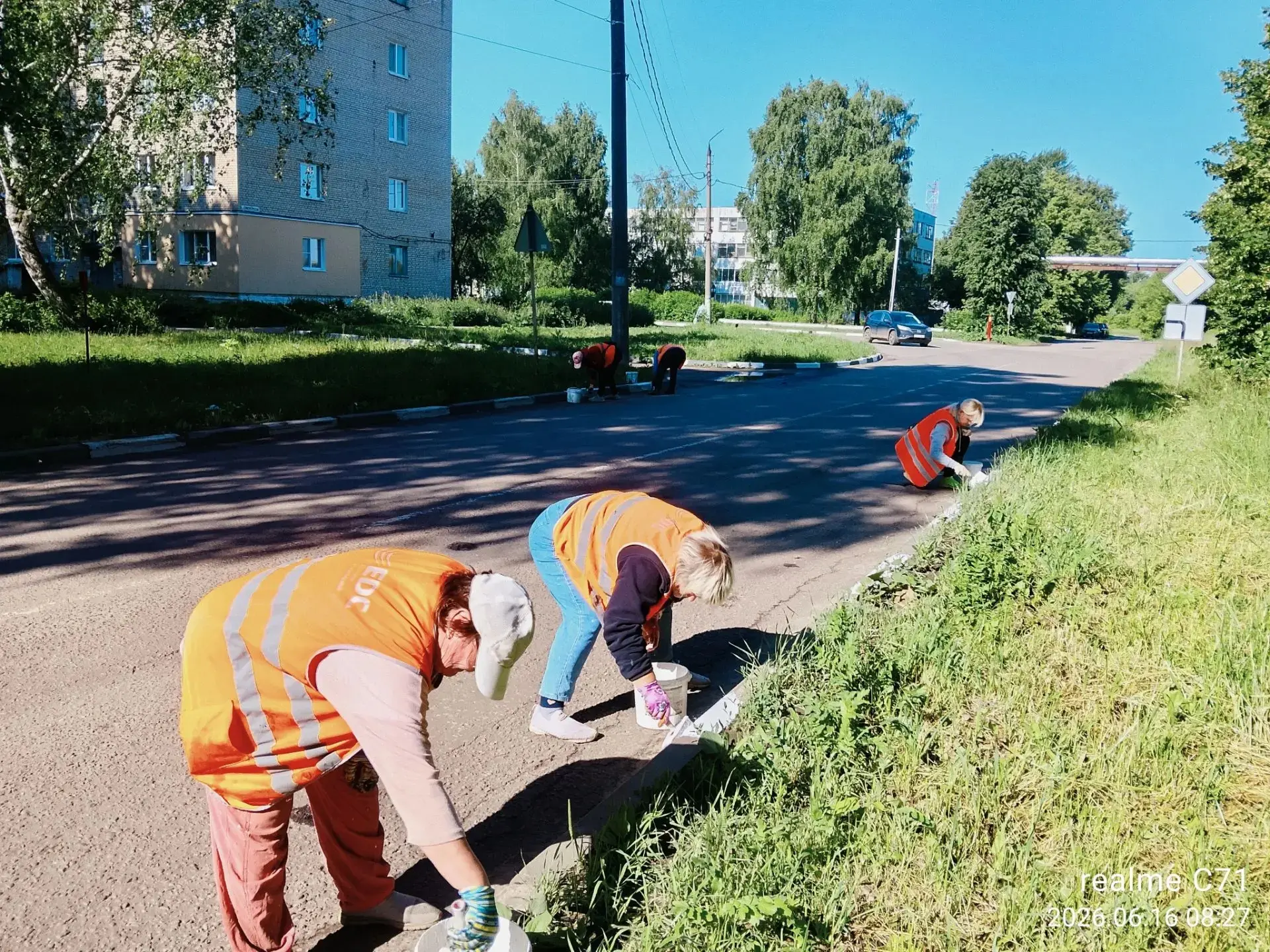 Выполнение работ по нанесению   разметки на бордюрный камень вдоль дороги по ул.Коммунистическая