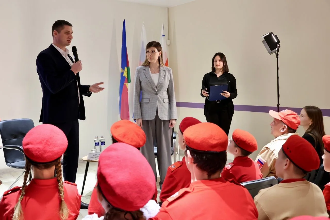 🎉 Юнармия осваивает медиапространство: встреча с экспертами и новые горизонты! 🎉  Сегодня в Доме "Юн