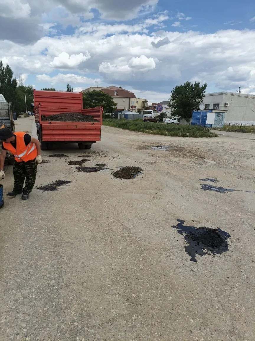 Дорожной службой учреждения проведен ямочный ремонт дорожного полотна по ул. Ленина в п. Лиман