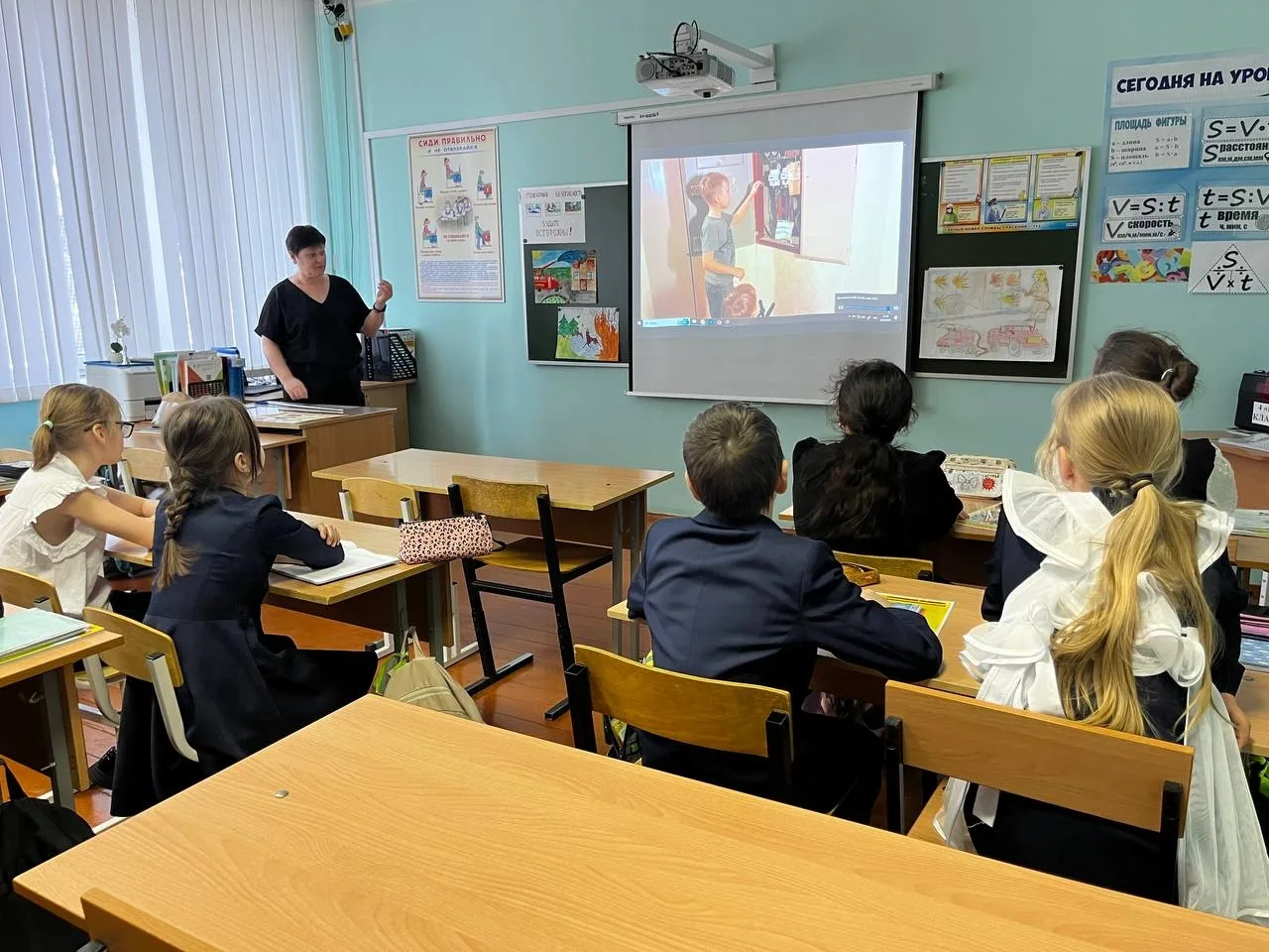 🚨 Месячник безопасности 🚨  💡Урок электробезопасности💡    Сегодня в 4 «В» прошёл очень увлекательный 