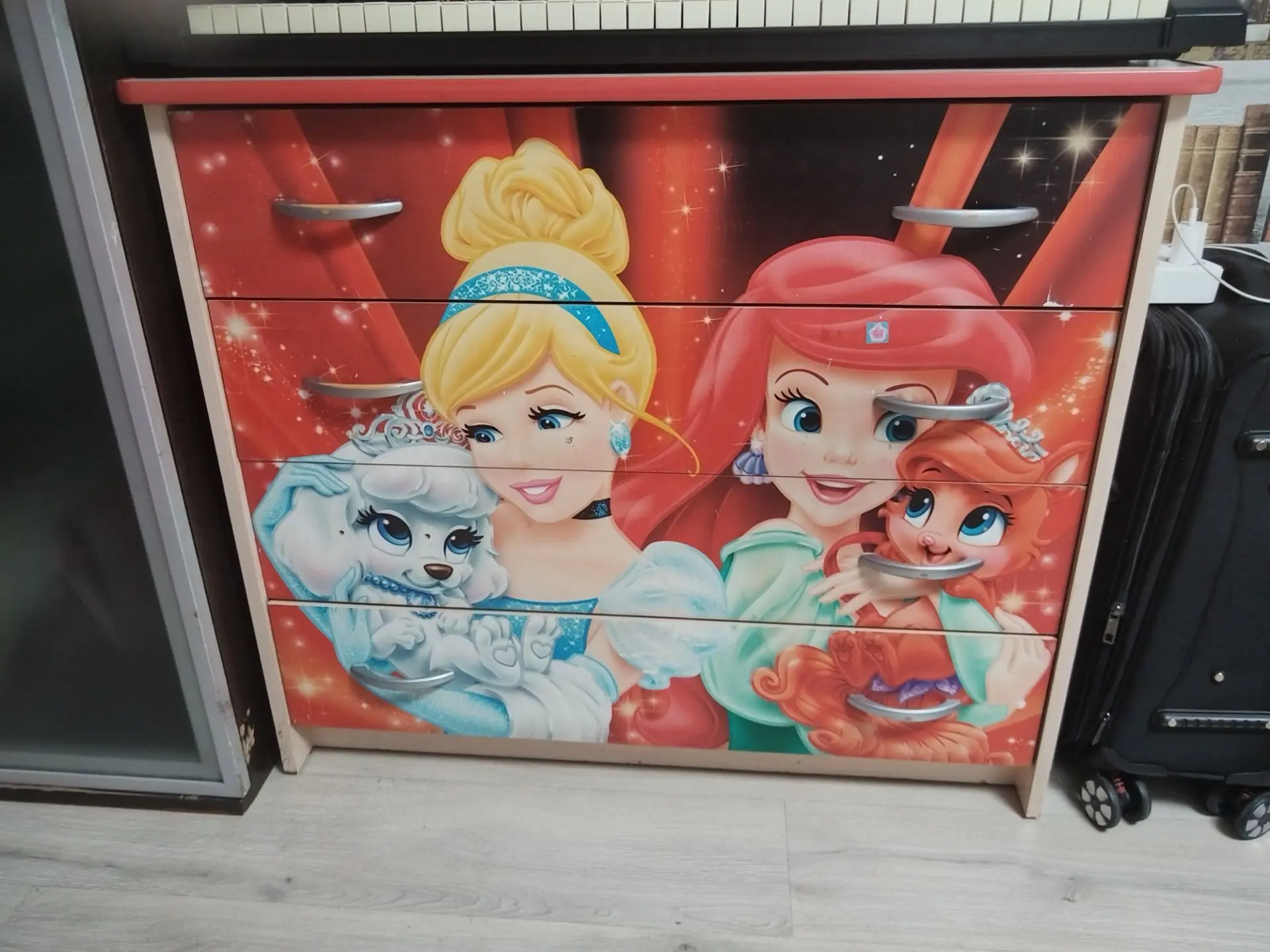 Продам комод и стол письменный вместе за 6 тыс. Тел 89232661282