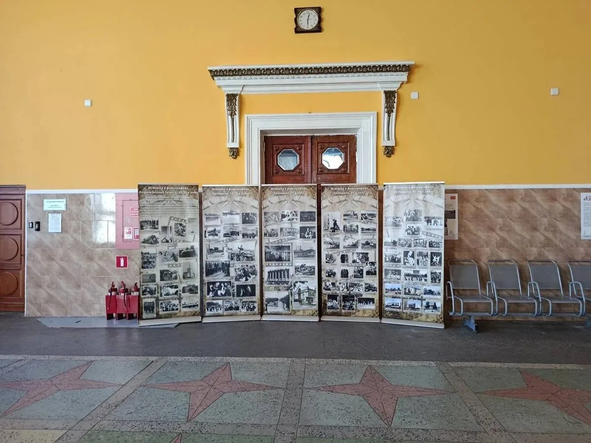 Выставка «История в фотографиях» открылась на вокзале Орджоникидзеград в Бежице.