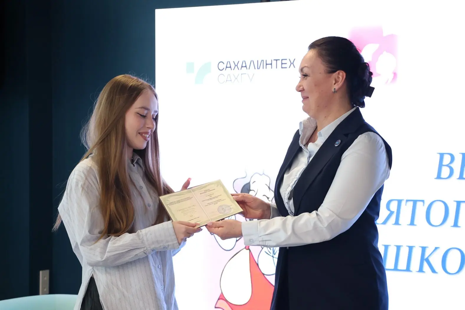 🎓 В СахГУ торжественно вручили дипломы выпускникам «Школы нянь»!  В уютном зале Приёмной комиссии ун