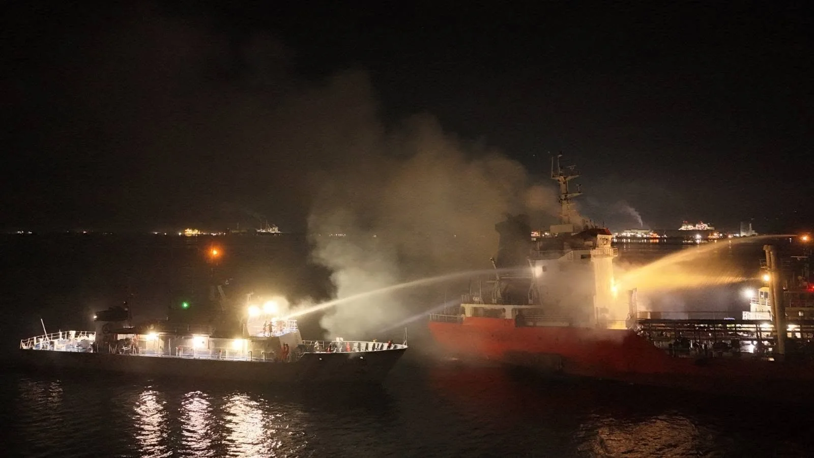 🇵🇭🔥⛴ Танкер горел в порту Батангаса (Филиппины)