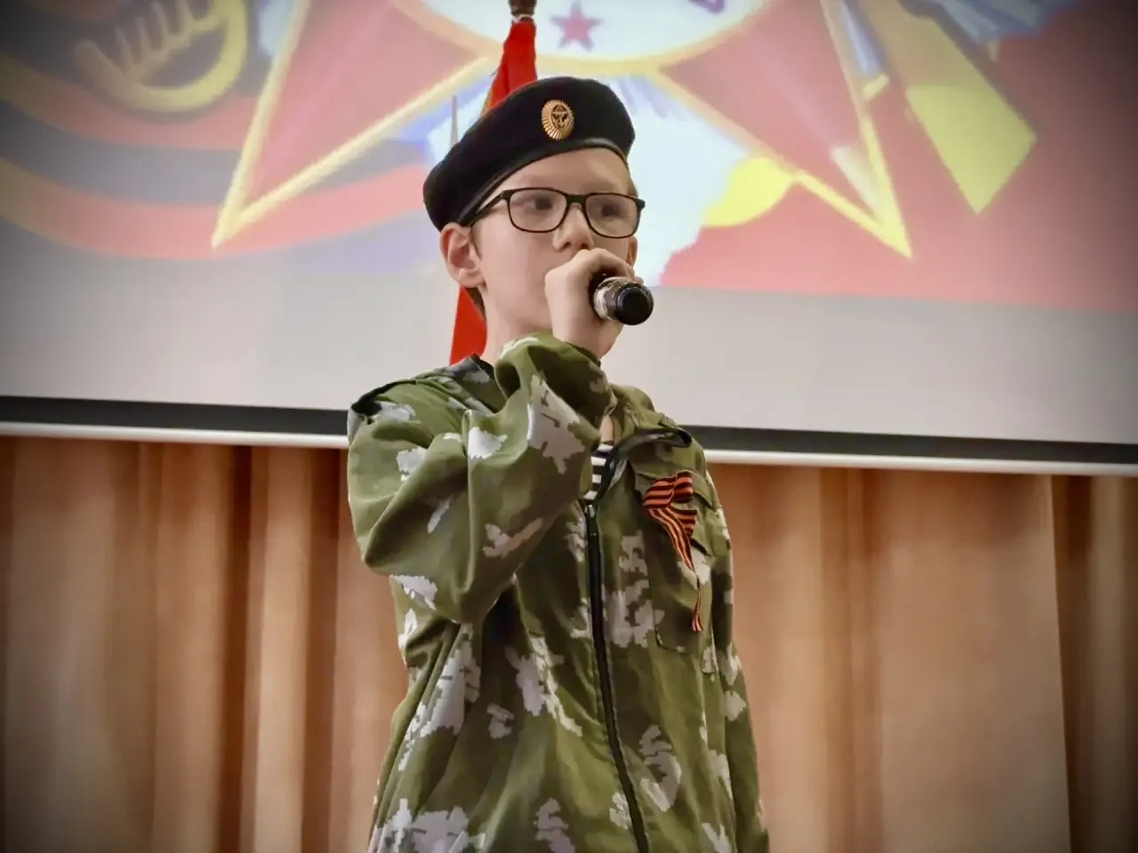 🕊 В преддверии Дня Победы в нашей школе прошёл памятный концерт. Ученики и учителя исполнили: •песни