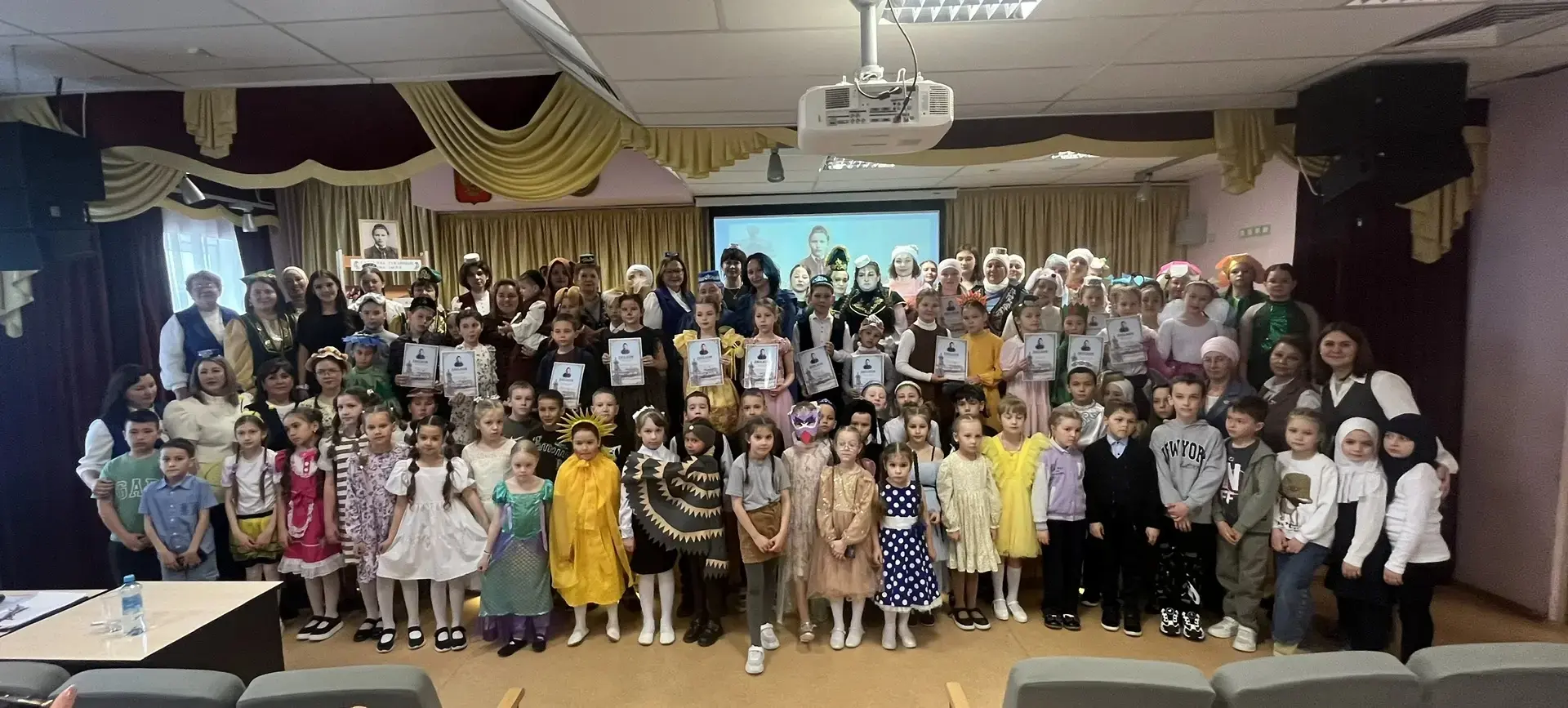 🎉 Сегодня в Высокогорской школе №4 прошёл районный фестиваль «Тукай кайта безгә язларда»! 🌸  Наши уч
