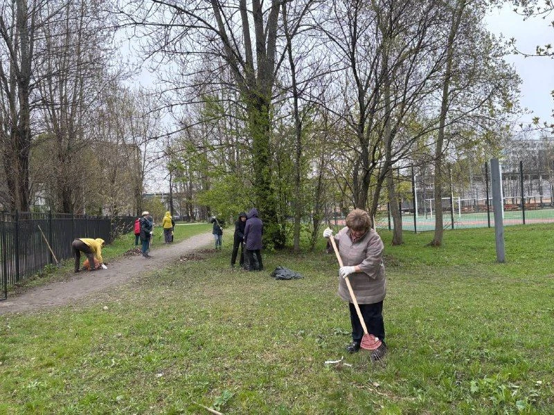 Субботник — дело семейное!  В прошлую субботу наша школа преобразилась!  И это стало возможным благо