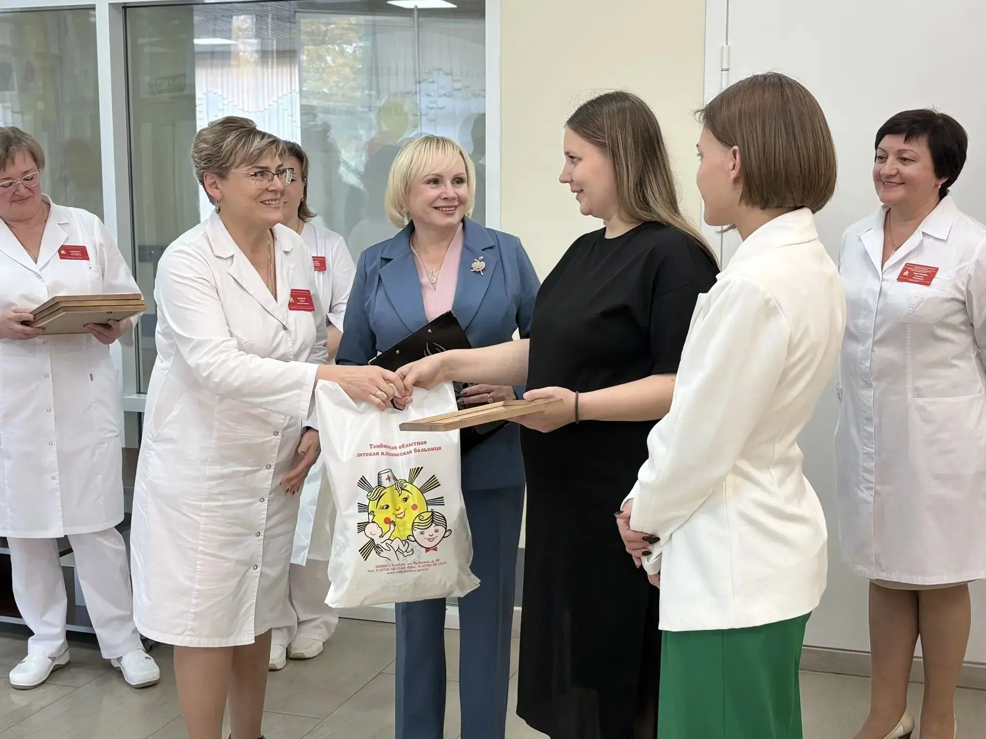 🤰💞В Перинатальном центре Марина Македонская наградила победительницу конкурса «Волшеб...