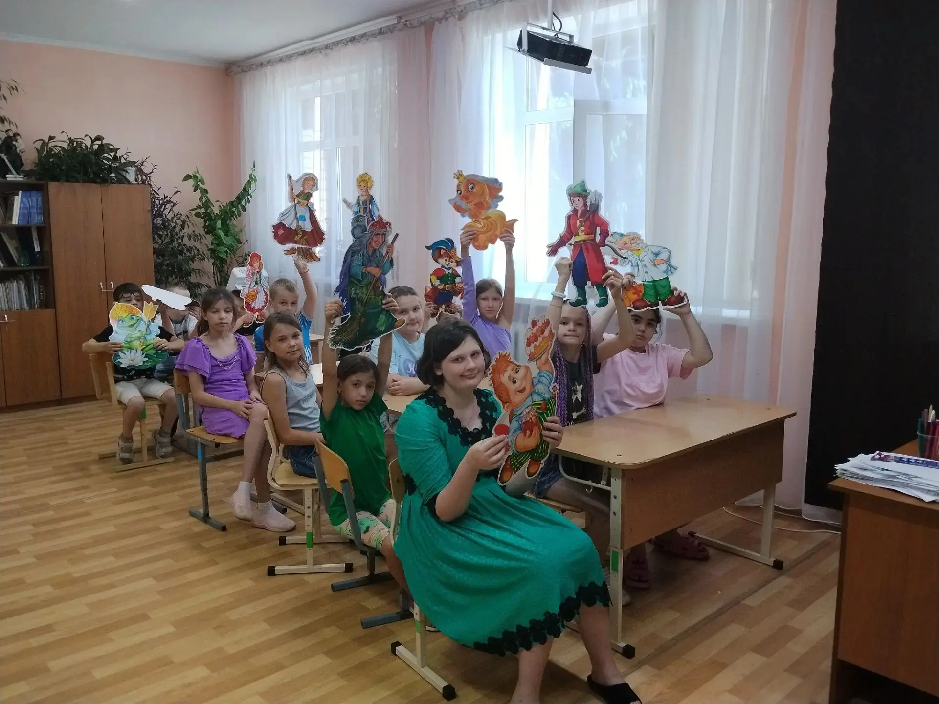 Сегодня в нашем лагере дети попробовали себя в роли сказочников. Цель мероприятия сочинить сказку по