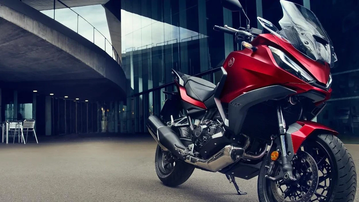 Владельцы 🏍 Honda знают: ожидание вылета — это не про путешествие... Пока кто-то нервн...