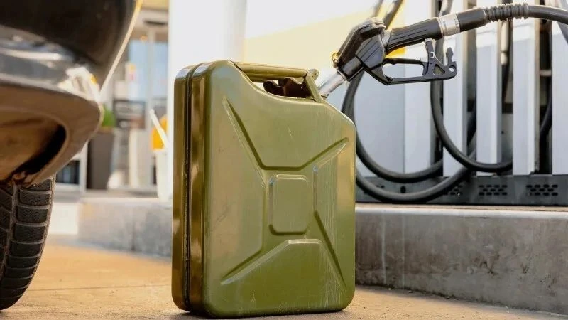️⛽ В Салехарде на АЗС «Роснефть» и «Лукойл» не отпускают бензин в канистры
На заправках сетей «Росне