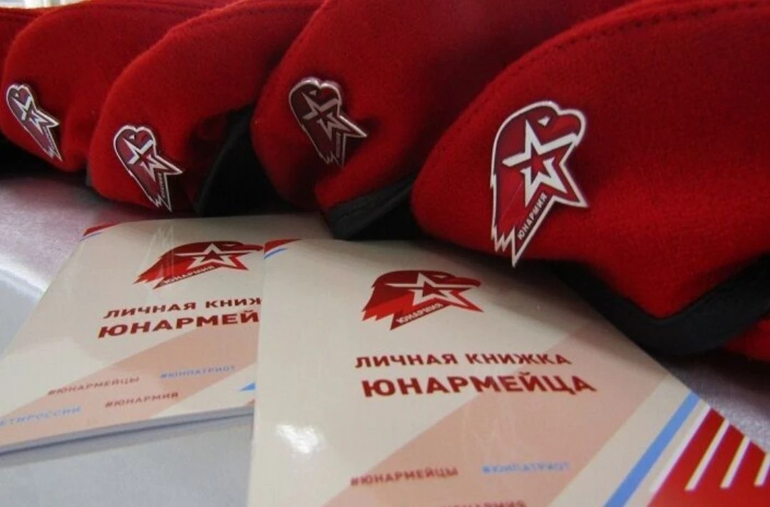 🗓️ В понедельник, 9 февраля, юнармейцы гимназии № 31 вышли на уборку Аллеи Памяти и школьной террито