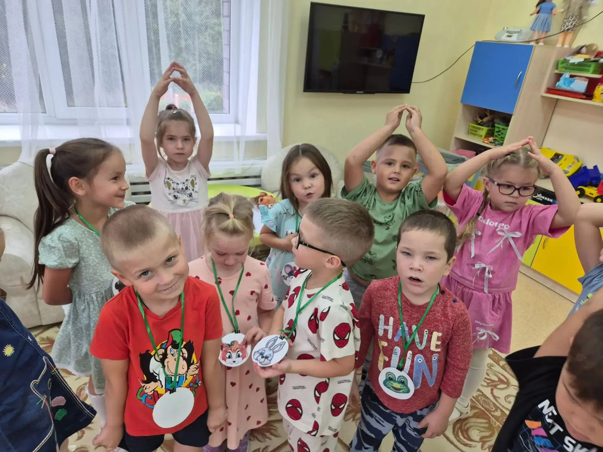 Сегодня наши дети окунулись в волшебство! День начался с лепки сказочных героев — пальч...