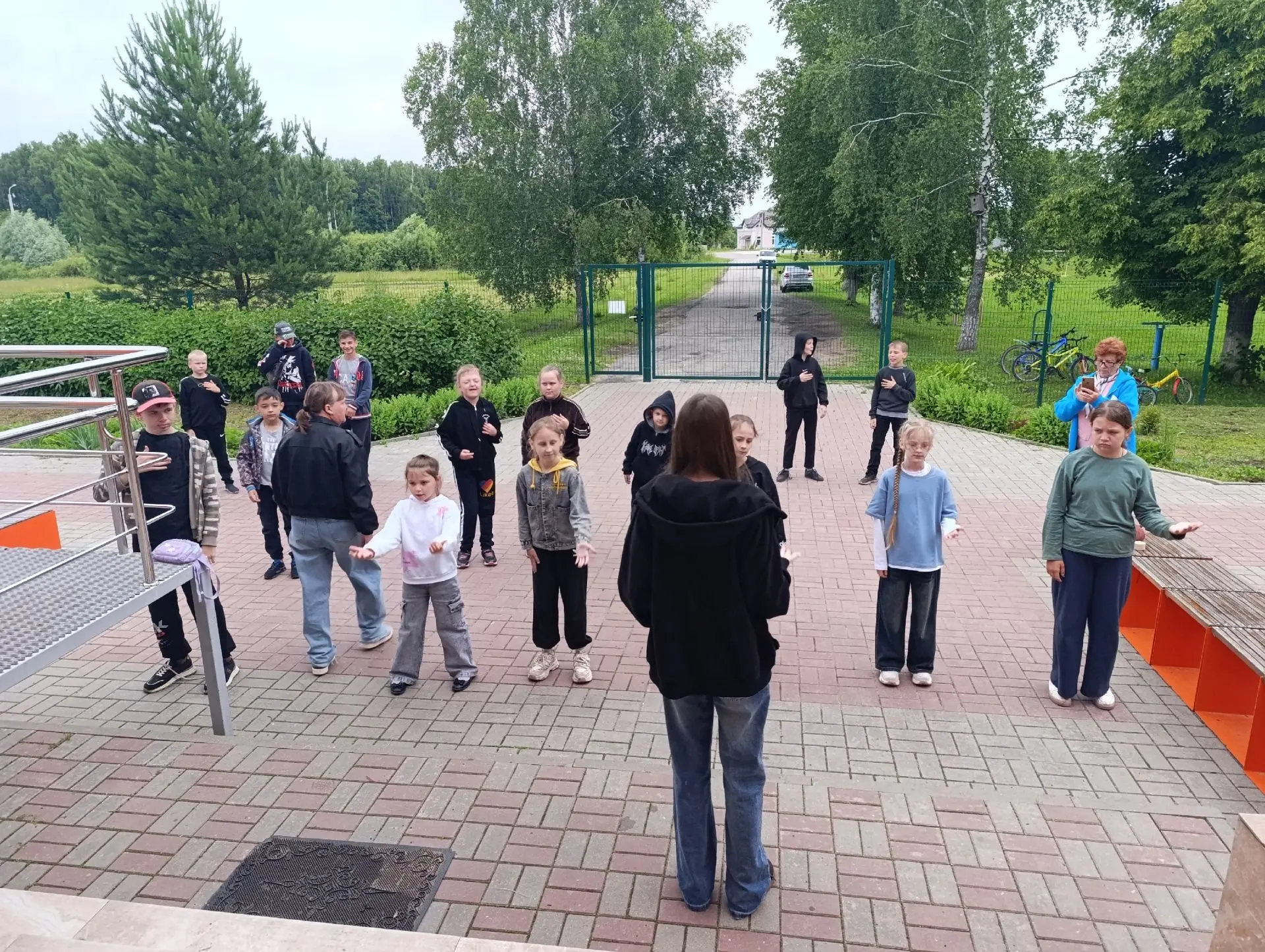 🕊️ День добра и мира в нашем летнем лагере: учимся заботиться и побеждать вместе! 🕊️

Сегодняшний 