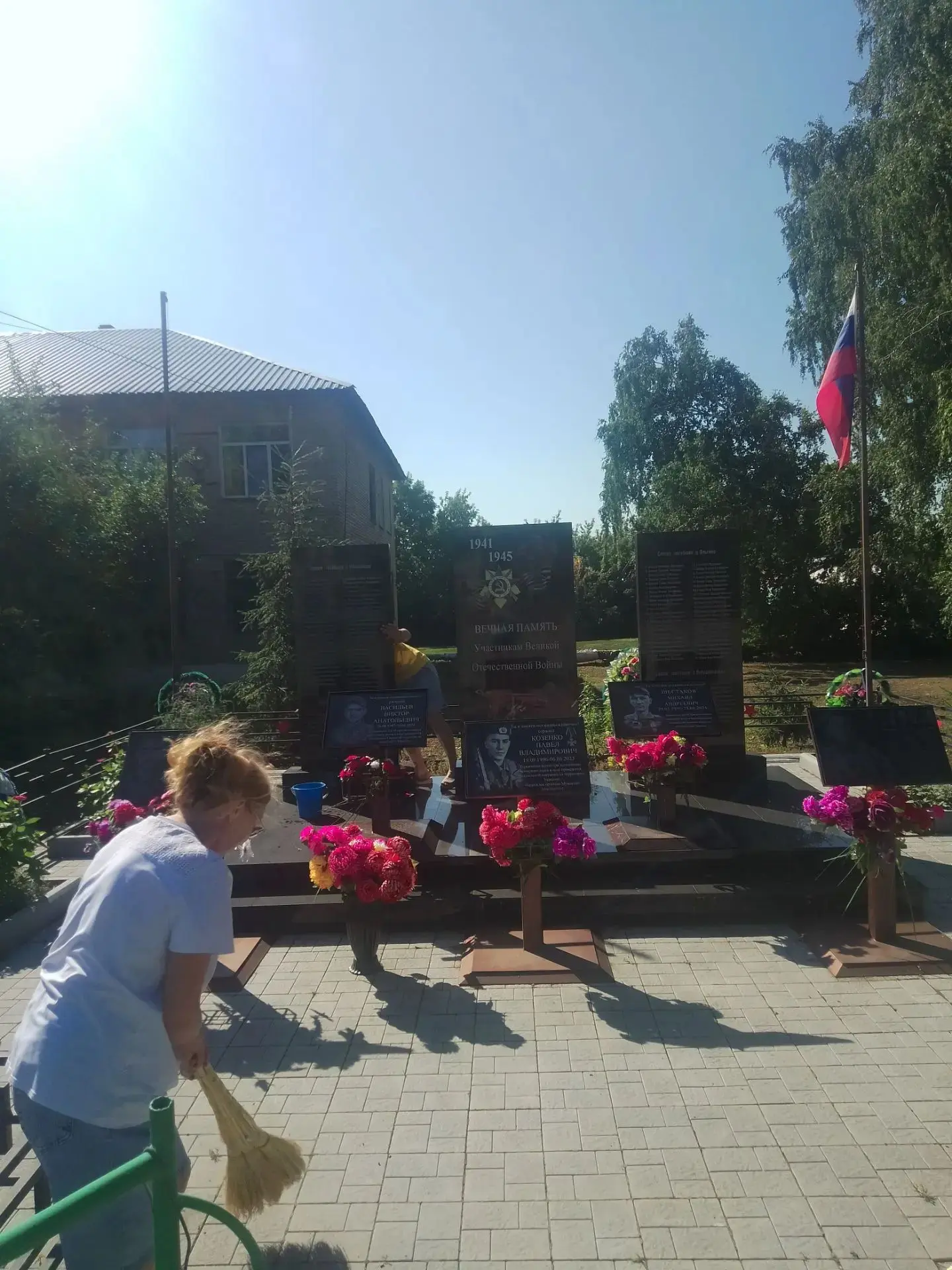 🇺 В рамках Всероссийской акции "Дорога к обелиску" 🛤️🪖 24 июля 📅 работники МКУ КДО "Элегия" 🏛️ 