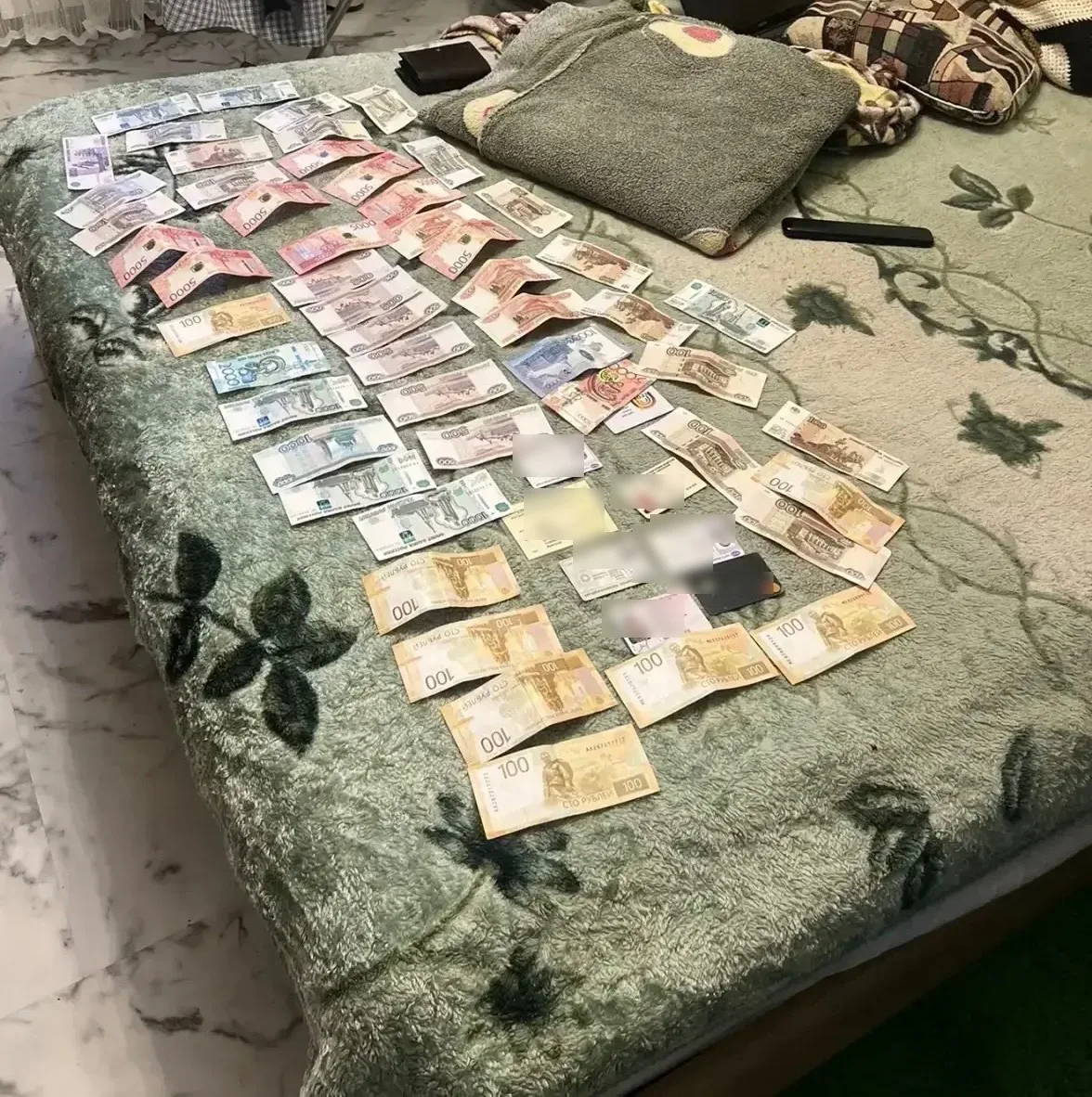 В Оренбургском районе оперативники задержали мужчину, похитившего забытое в такси портмоне