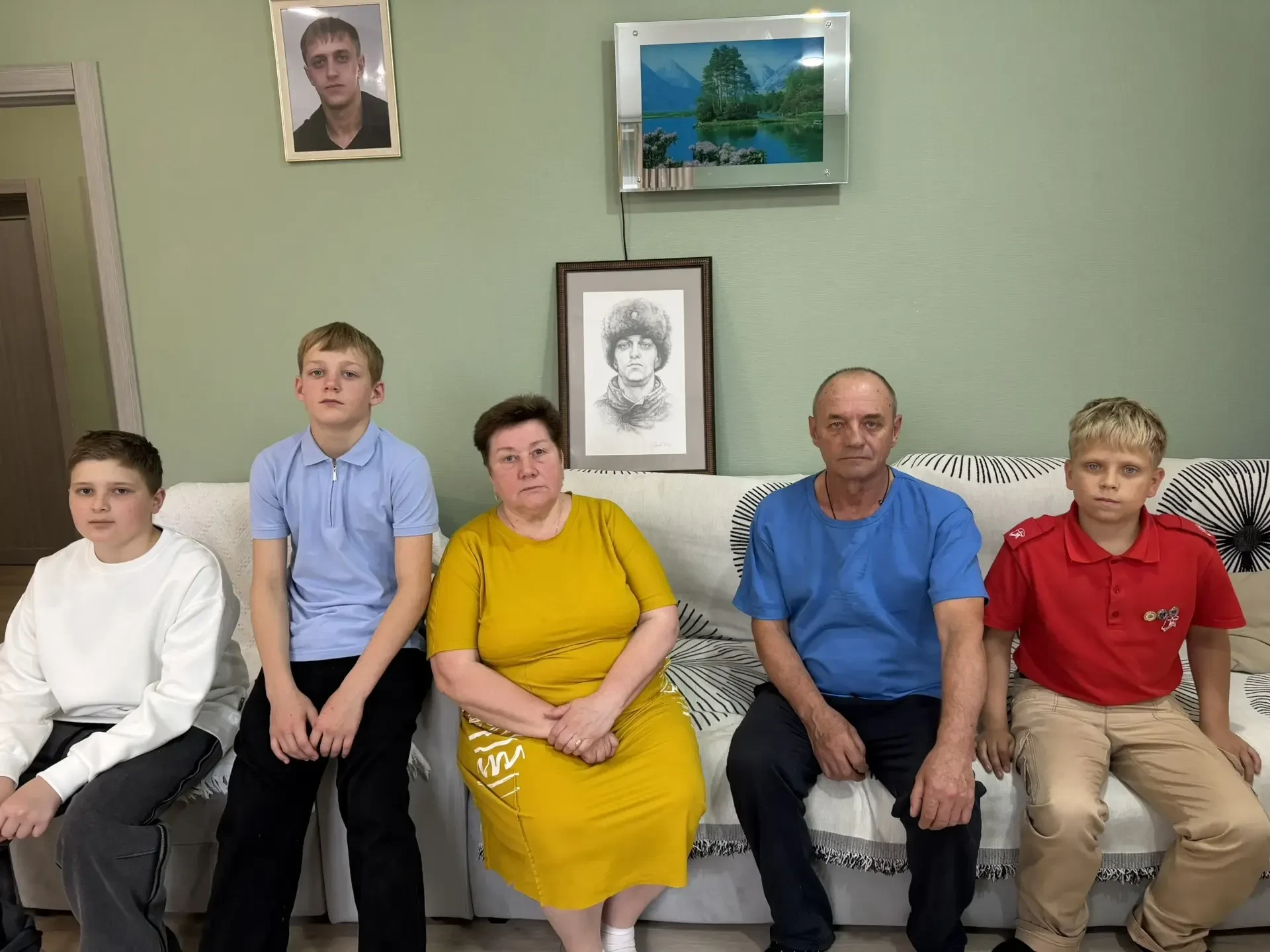 Важная встреча: активисты школьного музея навестили семью погибшего героя

Активисты нашего школьног