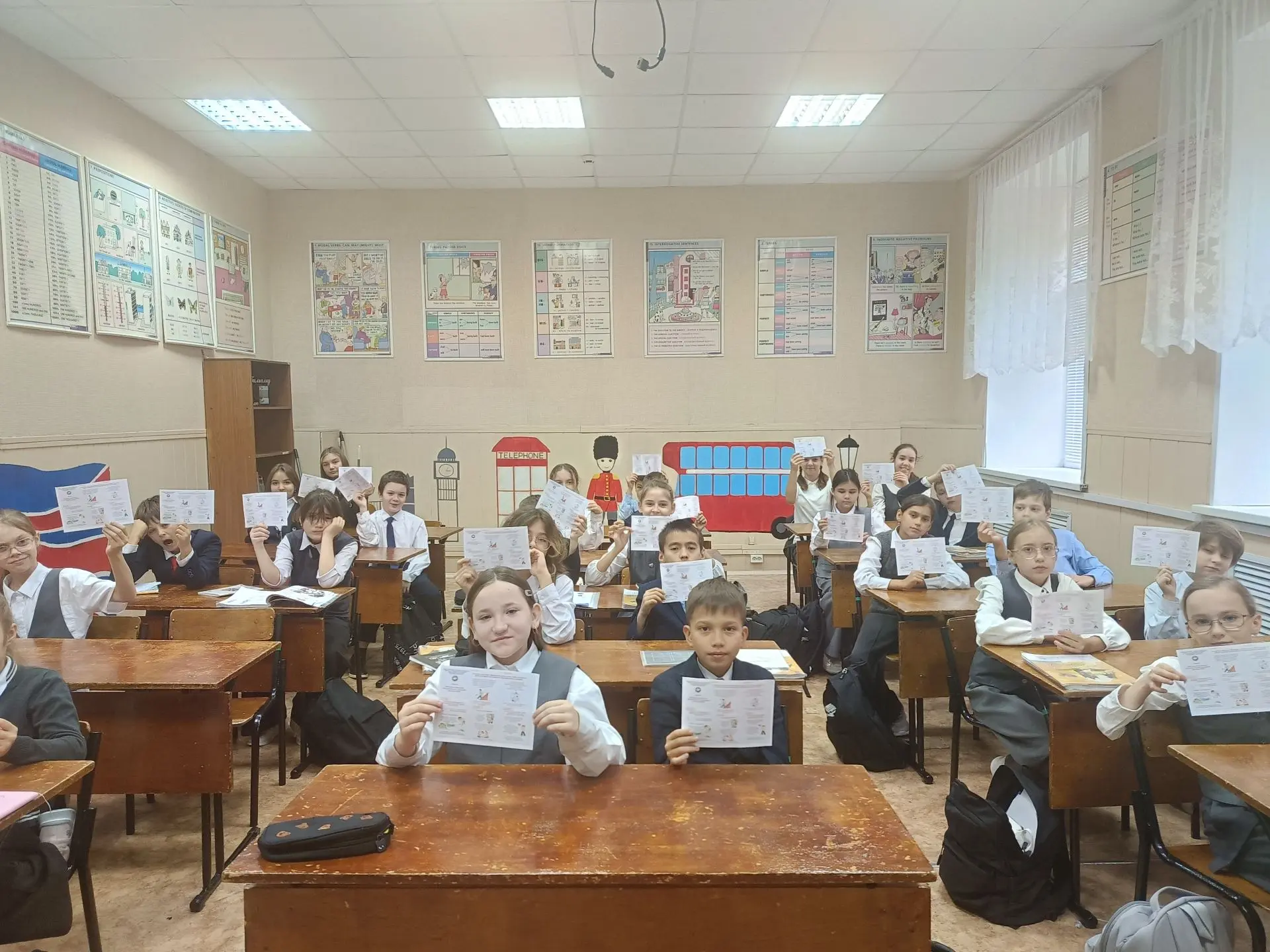 В 5Б прошёл урок, посвящённый Дню гражданской обороны. Ребята обсудили, какие опасности...