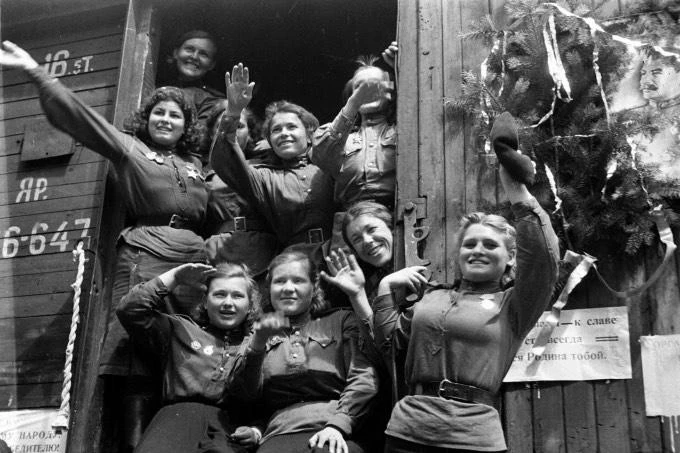 Поздравляем с Днём Победы!  Этот день напоминает нам о силе, мужестве и стойкости людей, которые под