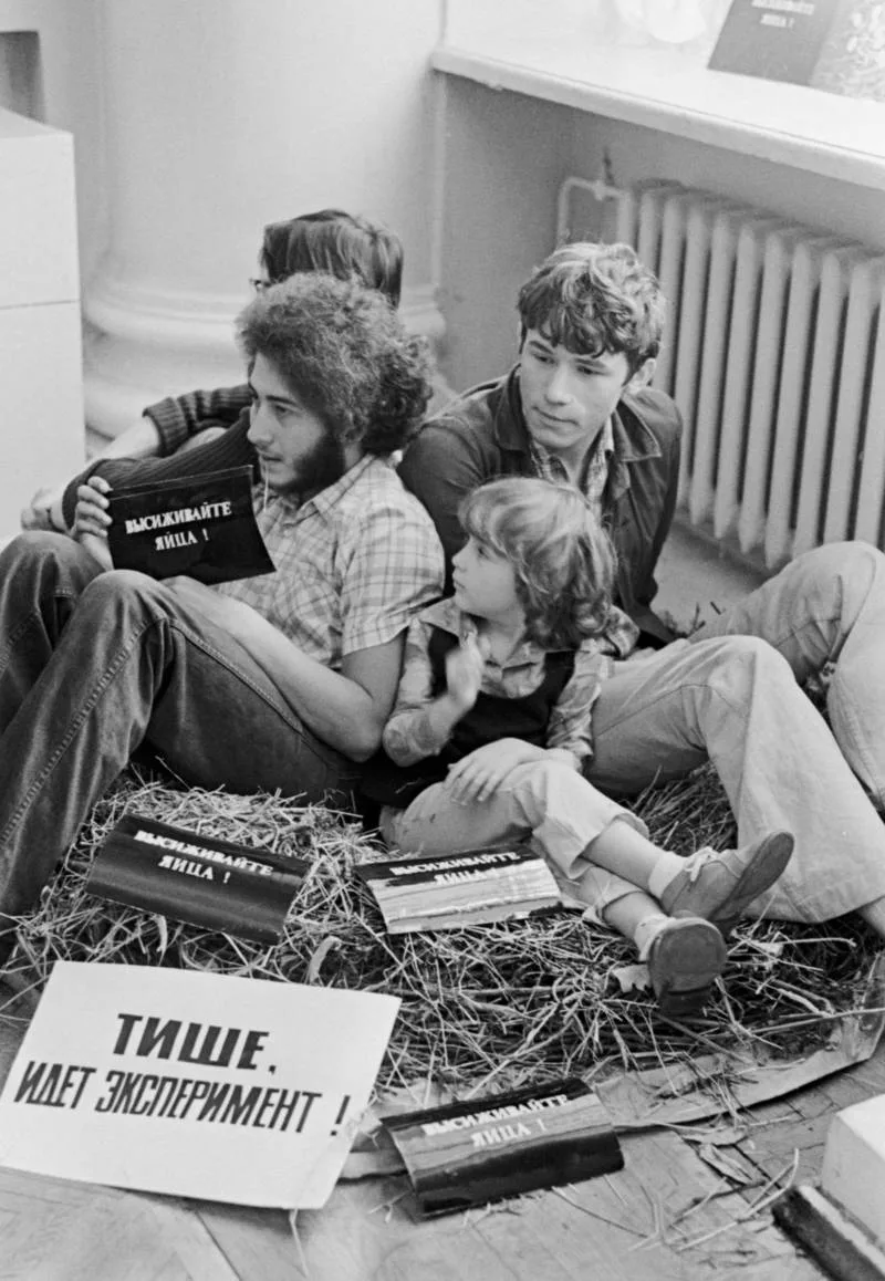 В кафе «Гаража» появилось меню по мотивам выставки «Искусство на частоте 1980-х»
 
Шефы кафе «Гаража