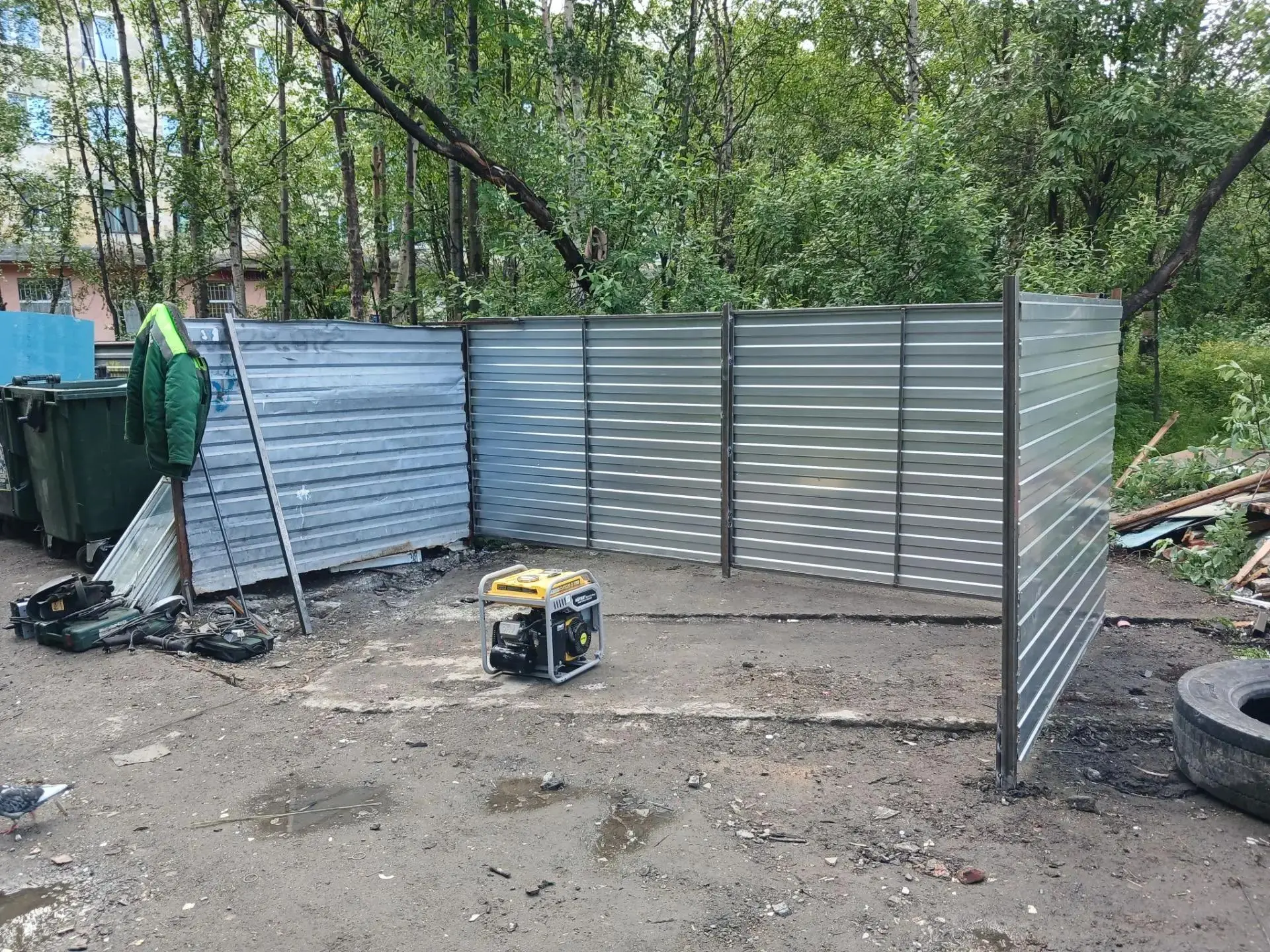 💚Отремонтировали и заменили очередные ограждения контейнерной площадки. На этот раз - ...