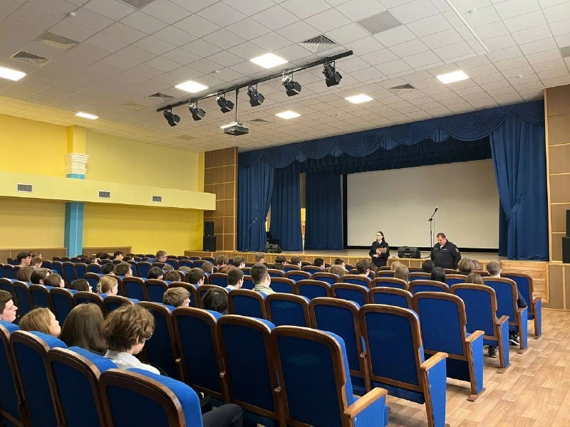 👮‍♂️ Профориентационная встреча: путь в правоохранительные органы начинается сейчас! 🛡️  Ученики 9-1