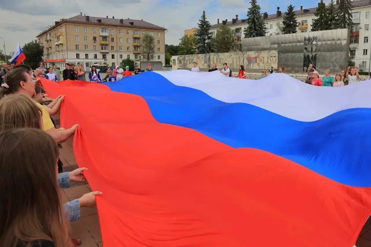 🇷🇺 Наш город отметил День Государственного флага России.