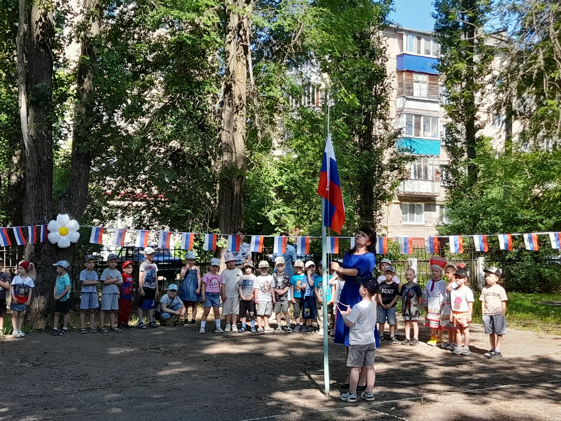 В детском саду № 38 прошёл День открытых дверей, посвящённый Дню России и единству народов
Воспитанн