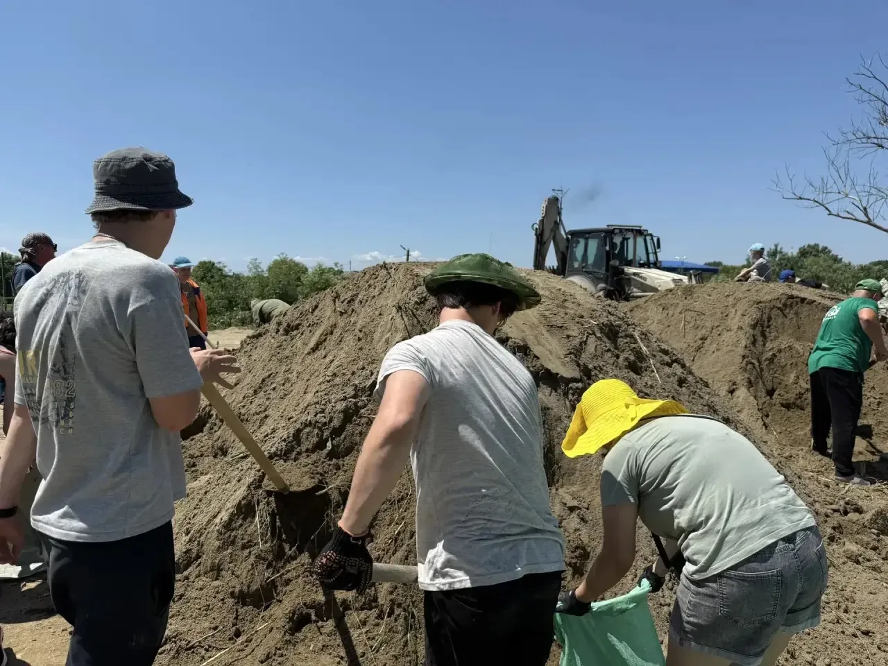 Волонтёры #МЫВМЕСТЕ продолжают укреплять дамбу в Краснодарском крае