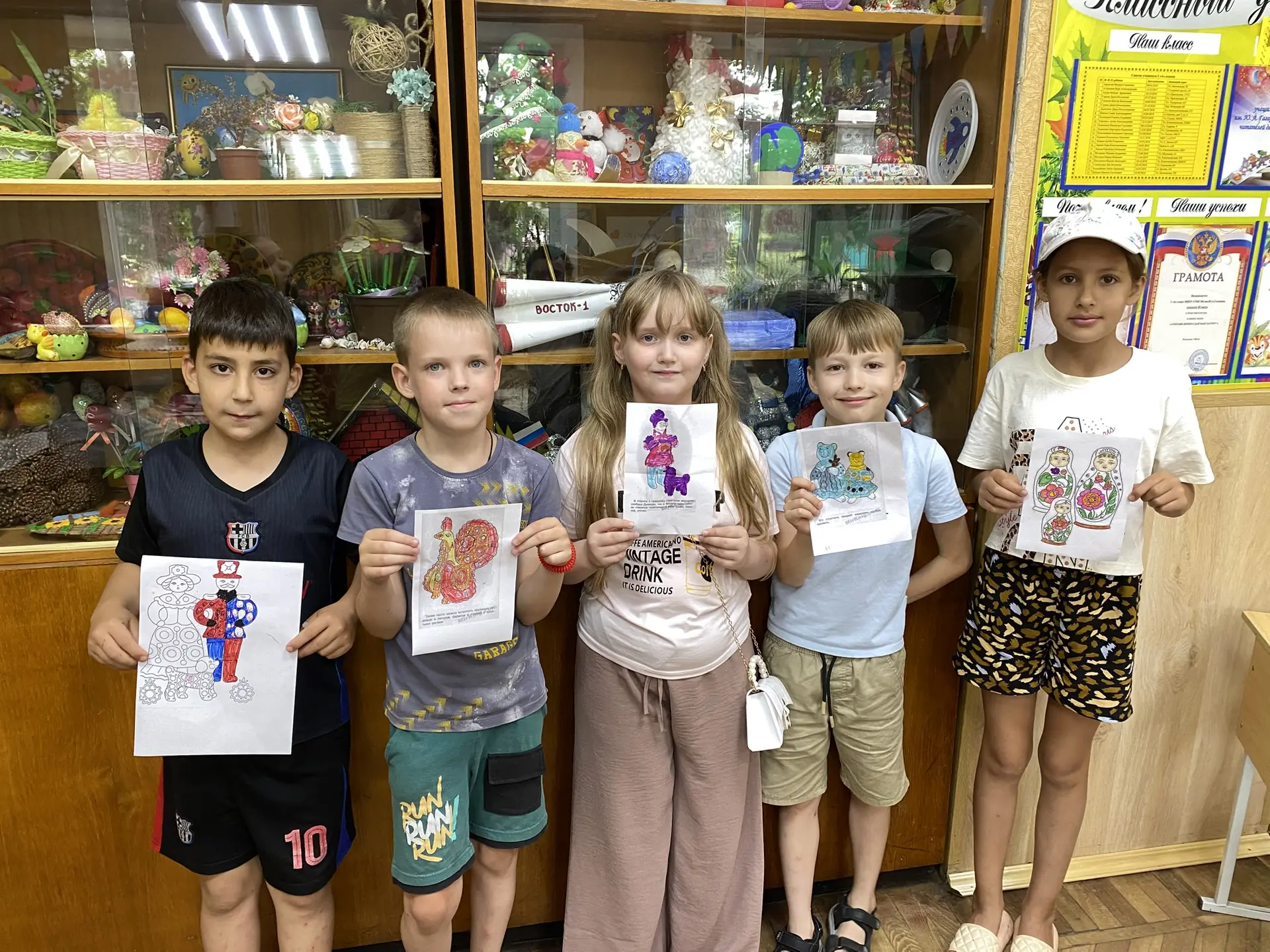 🎨Творчество и традиции: дети рисовали игрушки народных промыслов.

🎨На летней пришкольной площадки