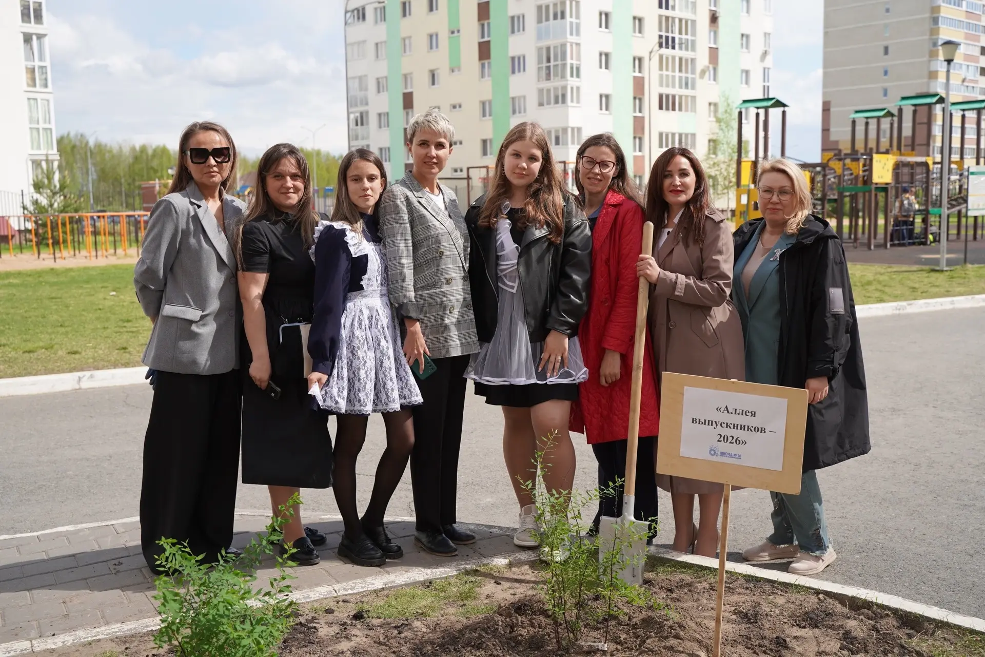 Сегодня на территории нашей школы состоялось тёплое и знаковое событие! 🌿 Выпускники 4-х, 9-х и 11-х