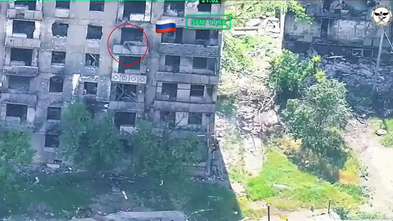 Ближний стрелковый бой на балконах многоэтажки на юго-западной окраине Константиновки м...