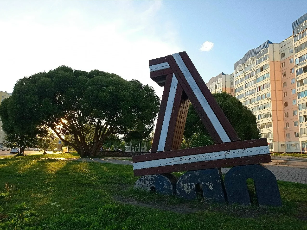 🌆 Прогулка по вечерней Добрянке — город постепенно стихает, улицы наполняются мягким с...